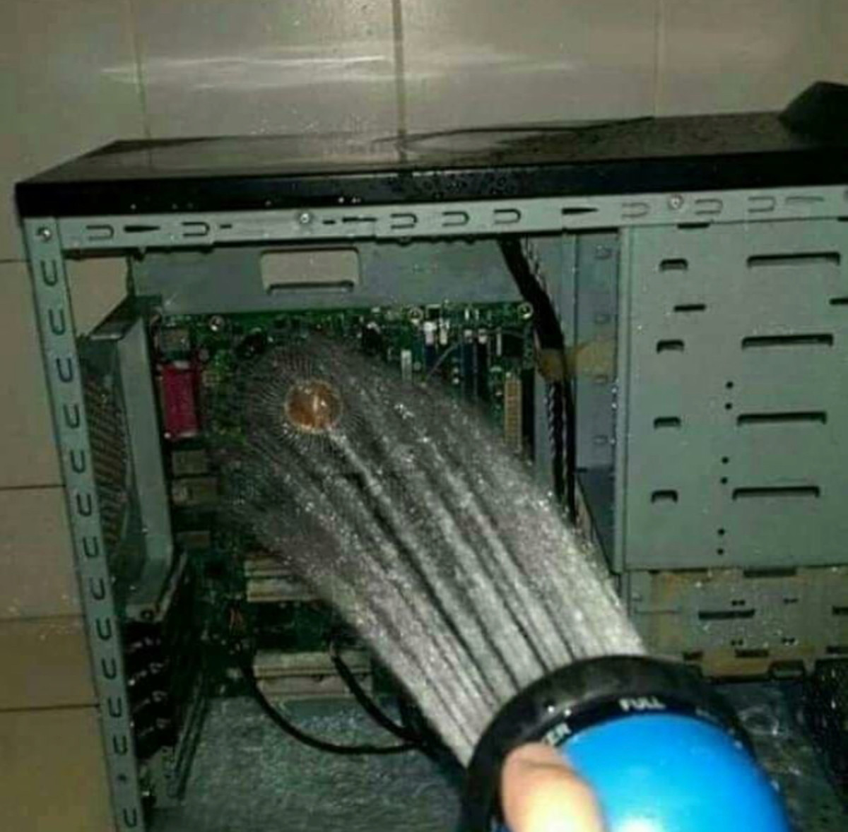 Смешной сломанный компьютер